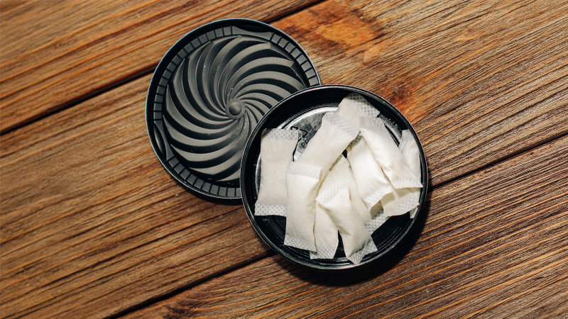 Confezione di sacchetti di nicotina aperta